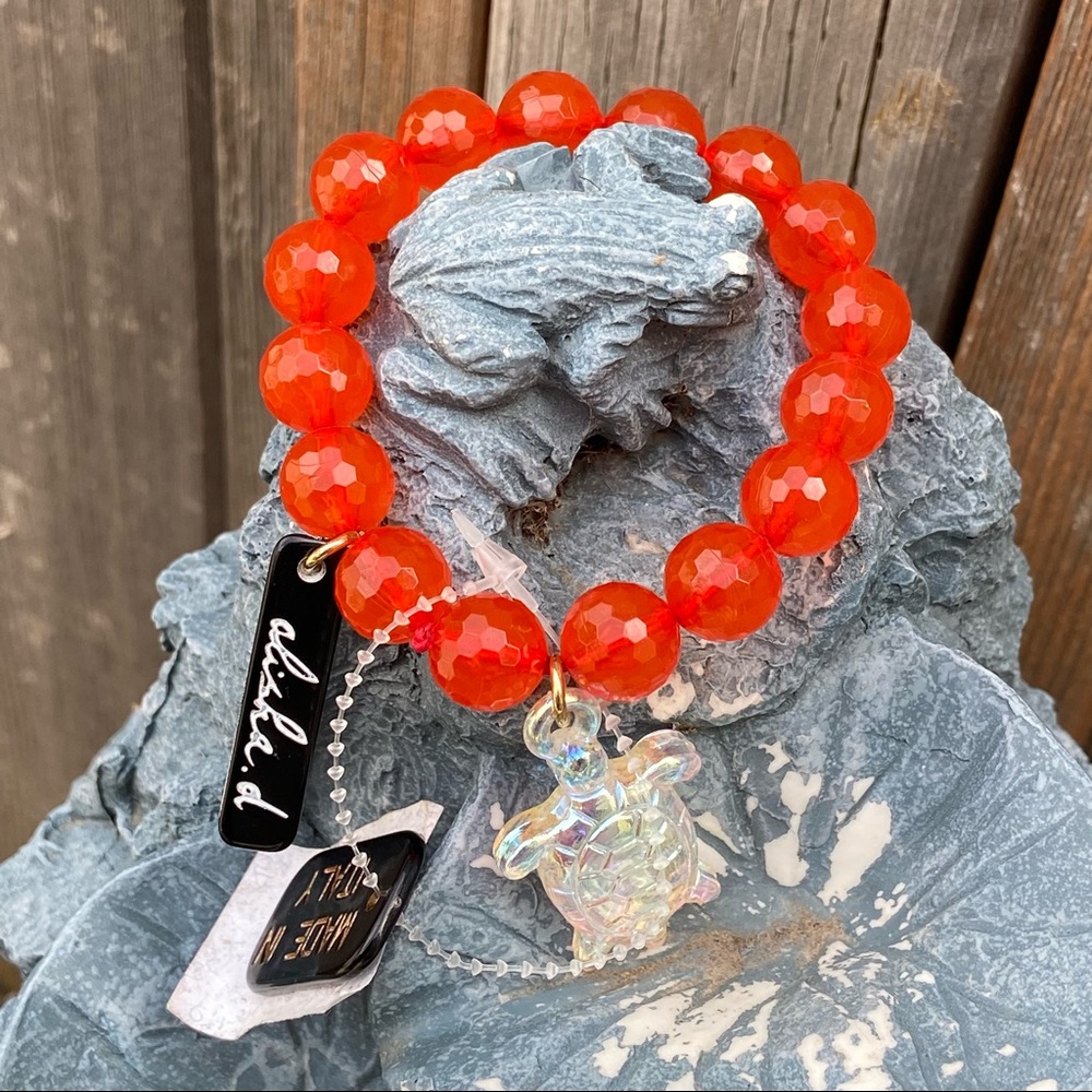 alisha. d. orange crystal beads and turtle charm women stretch bracelet. NWT.
